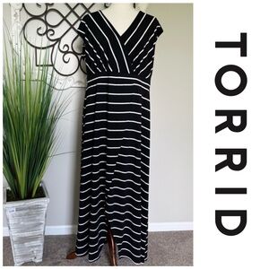 TORRID Size 1 1X Black & White Maxi Dress - So comfy!